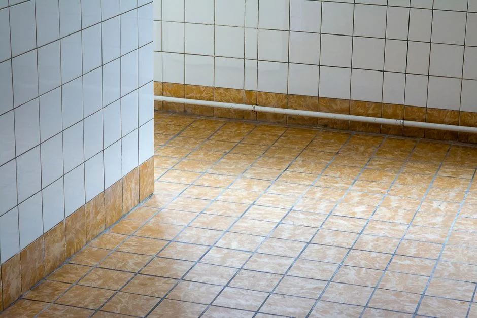 creative Canapé recouvert d’un drap, lampadaire et cartons en cours de rangement dans une pièce lumineuse et spacieuse d’une maison contemporaine neuve